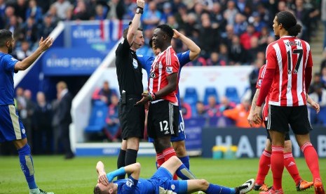 Pemain Southampton, Victor Wanyama, dikartu kuning saat menghadapi Leicester City dalam laga Liga Primer Inggris di Stadion The King Power, Leicester, Ahad (3/4). 