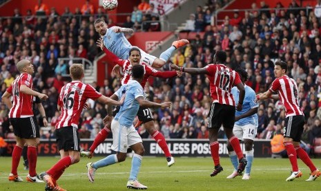 Pemain Southampton Virgil van Dijk sedang berebut bola dengan pemain Manchester City Aleksandar Kolarov