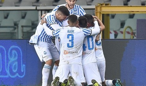 Pemain SPAL rayakan gol.