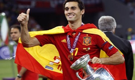  Pemain Spanyol Alvaro Arbelo memegang trofi juara Euro 2012 setelah sukses mengalahkan Italia 4-0 pada laga final. Sebelumnya, Spanyol mengalahkan Prancis 2-0 di semifinal (Antonio Calanni/AP)