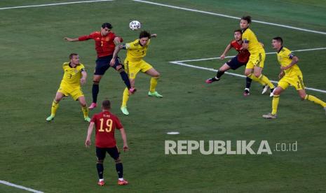 Pemain timnas Spanyol Alvaro Morata (kiri)  dan pemain Swedia Pierre Bengtsson melakukan sundulan pada pertandingan sepak bola Grup E Euro 2020 antara Spanyol dan Swedia, di Stadion La Cartuja di Sevilla, Spanyol, Selasa (15/6) dini hari WIB.