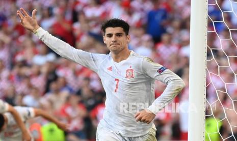 Pemain Spanyol Alvaro Morata melakukan selebrasi setelah mencetak gol keempat timnya pada pertandingan babak 16 besar Piala Eropa 2020 antara Kroasia dan Spanyol di Stadion Parken di Kopenhagen, Senin (28/7).Spanyol lolos 8 besar mengikuti jejak Denmark, Italia, Belgia dan Republik Ceko