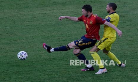 Pemain Spanyol Aymeric Laporte (kiri) dan pemain  Swedia Marcus Berg berebut bola pada pertandingan sepak bola grup E Piala Eropa 2020 antara Spanyol dan Swedia, di stadion La Cartuja di Seville, Spanyol, Selasa (15/6) dini hari WIB.