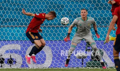 Pemain Spanyol Dani Olmo gagal mencetak gol dari jarak dekat ke gawang kiper Swedia Robin Olsen pada pertandingan Grup E Piala Eropa 2020 antara Spanyol dan Swedia di Sevilla, Spanyol, Senin, 14 Juni 2021. 