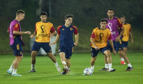 Pemain Spanyol, dari kiri, Dani Olmo, Carlos Soler, Gavi, Hugo Guillamon dan Sergio Busquets berlatih dalam sesi latihan di Universitas Qatar, di Doha, Qatar, Senin, 5 Desember 2022. Spanyol akan melawan Maroko di babak tersebut fase 16 turnamen sepak bola Piala Dunia pada 6 Desember. 