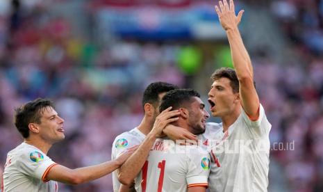 Pemain Spanyol Ferran Torres merayakan dengan Pau Torres, kanan, setelah mencetak gol ketiga timnya pada pertandingan babak 16 besar kejuaraan sepak bola Euro 2020 antara Kroasia dan Spanyol di stadion Parken di Kopenhagen, Denmark, Senin (28/6).