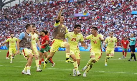 Pemain Spanyol Juanlu Sanchez (tengah) merayakan gol kedua timnya dalam pertandingan semifinal sepak bola putra antara Maroko dan Spanyol di Olimpiade Musim Panas 2024, Senin, 5 Agustus 2024, di Stadion Marseille di Marseille, Prancis.