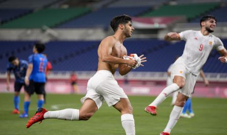 Pemain Spanyol Marco Asensio melakukan selebrasi usai mencetak gol pembuka ke gawang Jepang dalam pertandingan semifinal sepak bola putra Olimpiade Musim Panas 2020, Selasa, 3 Agustus 2021, di Saitama, Jepang. 