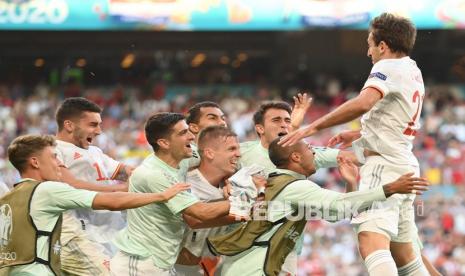 Pemain Spanyol Mikel Oyarzabal, kanan, melakukan selebrasi setelah mencetak gol kelima timnya dalam pertandingan babak 16 besar Piala Eropa 2020 antara Kroasia dan Spanyol di Stadion Parken di Kopenhagen, Senin (28/6).