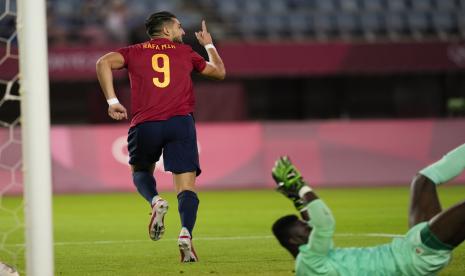 Atletico Madrid segera merampungkan perekrutan pemain anyar pada jendela transfer musim panas kali ini. Los Rojiblancos akan menambah amunisi di barisan lini serang dengan kehadiran striker Wolverhampton Wanderers, Rafa Mir. (Foto: Aksi Rafa Mir pada Olimpiade Tokyo 2020)