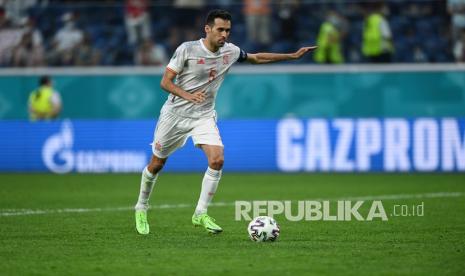 Pemain Spanyol Sergio Busquets gagal mengeksekusi penalti pada pertandingan perempat final kejuaraan sepak bola Euro 2020 antara Swiss dan Spanyol, di stadion Saint Petersburg di Saint Petersburg, Jumat (2/7).