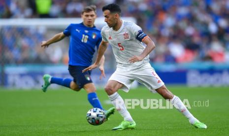 Kapten Spanyol Sergio Busquets mengontrol bola saat pertandingan semifinal sepak bola Euro 2020 antara Italia dan Spanyol di Stadion Wembley di London, Inggris, Rabu (7/7) dini hari WIB.