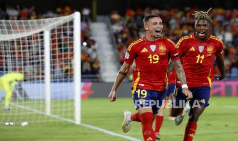 Pemain Spanyol Yeremy Pino (kiri) merayakan gol ke gawang Swiss dalam pertandingan UEFA Nations League di Stadion Heliodoro Rodríguez Lopez, Tenerife, Spanyol, Selasa, 19 November 2024 WIB. 