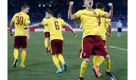 Pemain Sparta Praha Ladislav Krejci merayakan golnya ke gawang Lazio. 