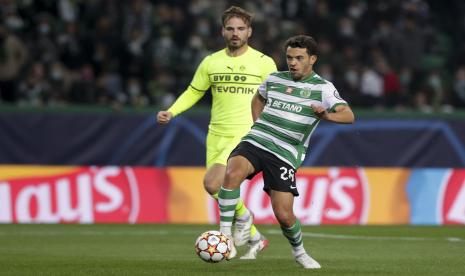  Pemain Sporting Lisbon Pedro Goncalves (kanan) mencetak gol ke gawang Borussia Dortmund pada pertandingan ke-5 fase Grup C Liga Champions di Stadian Alvalade, Lisbon, Portugal, Kamis (25/11) dini hari WIB.