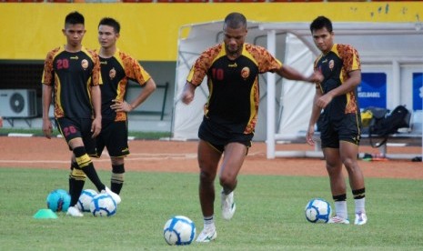 Pemain Sriwijaya FC, Hilton Moreira berlatih di Stadion Jakabaring Palembang