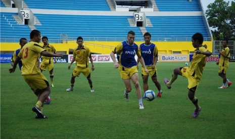  Pemain Sriwijaya FC melakukan latihan rutin di Stadion Gelora Sriwijaya, Jakabaring, Palembang. 