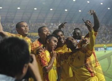 Pemain Sriwijaya FC melakukan selebrasi saat laga Liga Super Indonesia (ISL) lawan Persiba Balikpapan di Stadion Gelora Sriwijaya Jakabaring, Palembang, Ahad (15/1). 