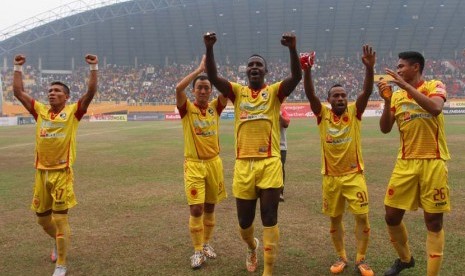 Pemain Sriwijaya FC melakukan selebrasi seusai leg kedua babak delapan besar Piala Presiden di stadion Gelora Sriwijaya Jakabaring (GSJ), Palembang, Sumsel, Ahad (27/9). 