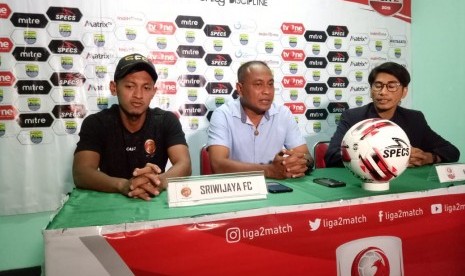 Pemain Sriwijaya FC, Yongki Aribowo (kiri) dan pelatih Sriwijaya FC, Kas Hartadi (tengah) di Stadion Siliwangi, Kota Bandung, Senin (5/8).