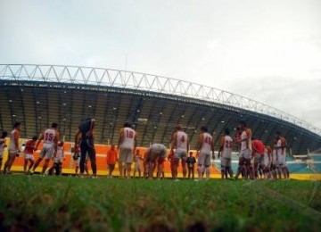 Pemain Sriwijaya Football Club (SFC) melakukan doa usai menjalani latihan rutin, Kamis (15/12) di Stadion Gelora Jakabaring Palembang.