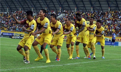 Pemain Sriwijaya melakukan Selebrasi atas gol Ramdhani Lestaluhu ke gawang Pelita Bandung Raya pada pertandingan Indonesian Super League (ISL) di stadion Gelora Sriwijaya Jakabaring, Palembang, Minggu (17/2). 