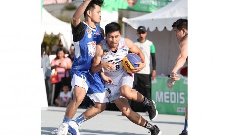 Pemain Stapac (memegang bola) dalam pertandingan IBL Gojek 3x3 Basketball Indonesia Tour 2019.