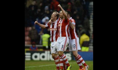 Pemain Stoke City melakukan selebrasi usai mengoyak gawang tim lawan. 