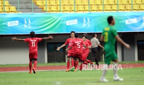 Pemain Sul Sel melakukan selebrasi usai mencetak gol ke gawang Kal Sel dalam pertandingan Grup B,stadion Patriot Chandrabaga, Bekasi, Jawa Barat, Ahad (18\9). Sulsel melaju ke final dan akan menantang tuan rumah Jawa Barat, pada Rabu (28/9).