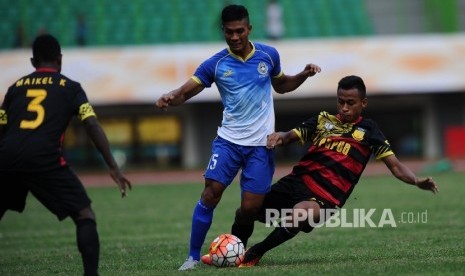 Pemain Sumsel Akbar Zakaria (tengah) berebut bola dengan Papua Osyaldo Ha'ay (kanan) dalam laga Grup E di Stadion Patriot Candrabhaga, Bekasi, Jawa Barat, Selasa (20\9)