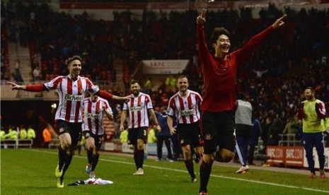 Pemain Sunderland asal Korea Selatan, Ki Sung-yueng (kanan), meluapkan kegembiraannya usai menjebol gawang Chelsea di laga Piala Liga di Stadion Light, Sunderlan, Selasa (17/12). 