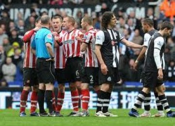 Pemain Sunderland dan Newcastle United terlibat adu mulut.