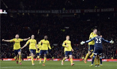 Pemain Sunderland melakukan selebrasi usai mengalahkan Manchester United lewat adu penalti pada laga kedua semifinal Piala Liga Inggris di Stadion Old Trafford, Manchester, Rabu (22/1). 