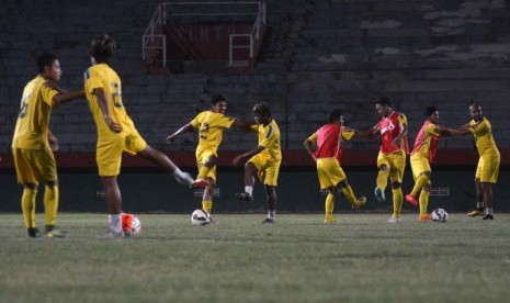 Pemain Surabaya United melakukan uji coba lapangan Stadion Gelora Delta Sidoarjo, Jawa Timur, Kamis (12/11). 