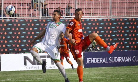 Pemain Pusamania Borneo FC, Goran Gancev (kanan) berebut bola dengan pemain Surabaya United, Pedro Javier Valasques saat laga Piala Jenderal Sudirman di Stadion Maguwoharjo, Sleman, Yogyakarta, Ahad (13/12). 