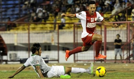 Pemain Surabaya United, Putu Gede (kiri), mencoba menghadang pemain PSM Makassar dalam laga uji coba jelang turnamen Piala Jenderal Sudirman di Stadion Mattoanging Gelora Andi Mattalatta Makassar, Sulawesi Selatan, Selasa (3/11). 