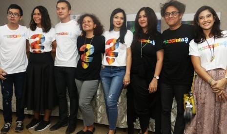 Pemain, Sutradara dan Produser film Ada Apa Dengan Cinta (AADC) 2 (kiri ke kanan) Dennis Adhiswara, Adinia Wirasti, Nicholas Saputra, Mira Lesmana, Titi Kamal, Sissy Priscillia, Riri Riza dan Dian Sastrowardoyo, berpose usai temu pers film tersebut, di Med