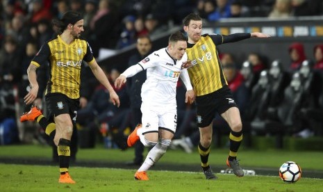 Pemain Swansea City Connor Roberts diapit dua pemain Sheffield Wednesday pada laga 16 besar Piala FA, Rabu (28/2) dini hari WIB.