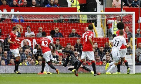 Pemain Swansea City, Gylfi Sigurdsson (kanan), menjebol gawang Manchester United di laga perdana Liga Primer Inggris di Stadion Old Trafford, Manchester, Sabtu (16/8). 