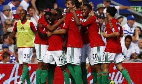 Pemain Swansea merayakan gol Nathan Dyer (dua kiri) saat menghadapi Queens Park Ranger di laga Liga Inggris di Loftus Road, London, Jumat (18/8).