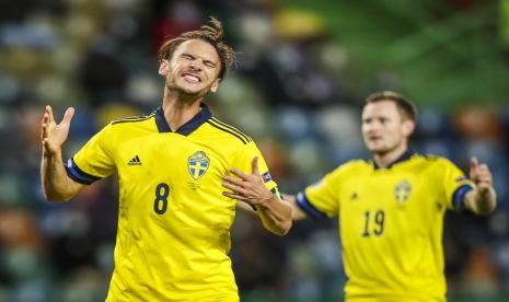  Pemain Swedia Albin Ekdal (kiri) dan rekannya Mattias Johansson menunjukkan reaksi kecewa setelah luput memanfaatkan peluang saat menghadapi Portugal pada lanjutan Liga Bangsa-Bangsa di Lisbon, Kamis (15/10).