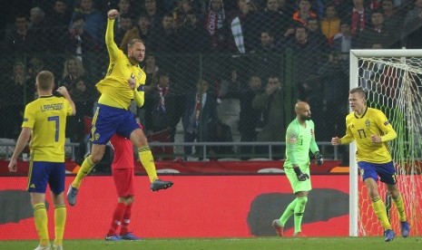 Pemain Swedia Andreas Granqvist (tengah), meluapkan ekspresi usai menjebol gawang Turki dalam lanjutan UEFA Nations League di Konta, Turki. Swedia menang 1-0 atas Turki 