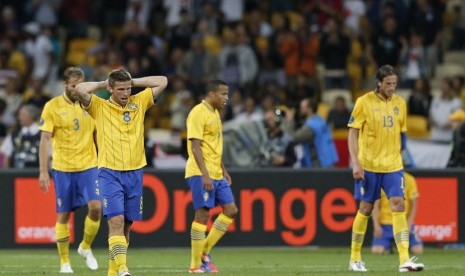  Pemain Swedia tertunduk lesu usai gawang mereka dijebol oleh tim Inggris untuk ketiga kalinya  dalam laga penyisihan Grup D di Stadion Olimpiade Kyiv, Ukraina, Jumat (15/6). (Sergei Grits/AP)