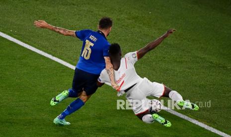 Pemain Swiss Breel Embolo (kanan) berebut bola dengan  pemain Italia Francesco Acerbi  pada pertandingan grup A Piala Eropa 2020 antara Italia dan Swiss di stadion Olimpiade Roma, Kamis (17/6) dini hari WIB.