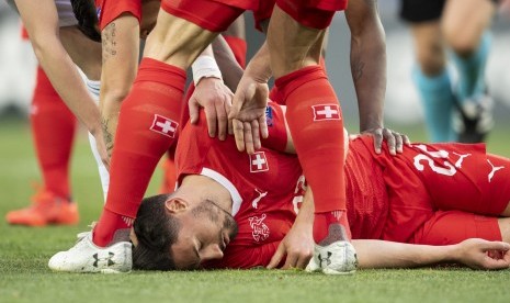 Pemain Swiss Fabian Schaer terbarung di rumput pada laga kualifikasi Grup D Piala Eropa 2020 melawan Georgia di Stadion Nasional Boris Paichadze, Tbilisi, Georgia, Ahad (24/3) dini hari WIB.