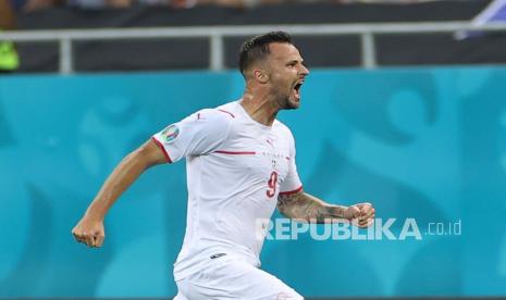 Pemain Swiss Haris Seferovic melakukan selebrasi usai mencetak gol pembuka timnya pada pertandingan babak 16 besar Piala Eropa 2020 antara Prancis dan Swiss di Stadion National Arena, di Bucharest, Rumania, Selasa (29/7) dini hari WIB.