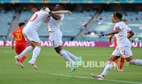 Pemain Swissc Breel Embolo (tengah) merayakan setelah mencetak gol pertama timnya pada pertandingan grup A Kejuaraan sepak bola Euro 2020 antara Wales dan Swiss di Stadion Olimpiade Baku di Baku, Azerbaijan, Sabtu (12/6).