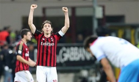 Pemain tengah AC Milan Riccardo Montolivo (tengah) merayakan gol yang ia cetak ke gawang Catania. 