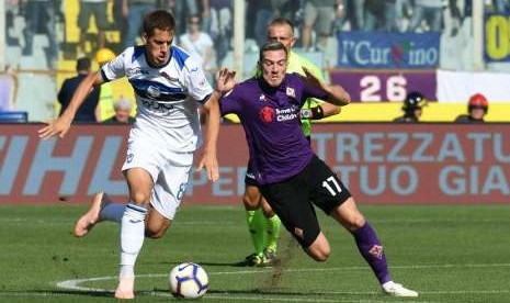 Pemain tengah Atalanta Ali Adnan (kiri) berebut bola dengan pemain Fiorentina Jordan Veretout dalam laga lanjutan Serie A di Artemio Franchio Stadium, Ahad (30/9) WIB malam. Di pertandingan itu Fiorentina menang 2-0. 