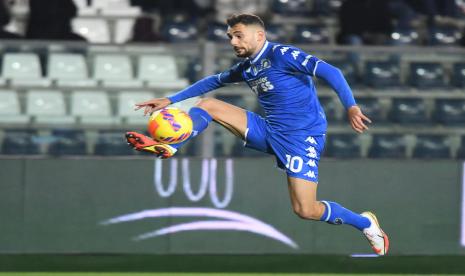 Pemain tengah Empoli Nedim Bajrami mengontrol bola.